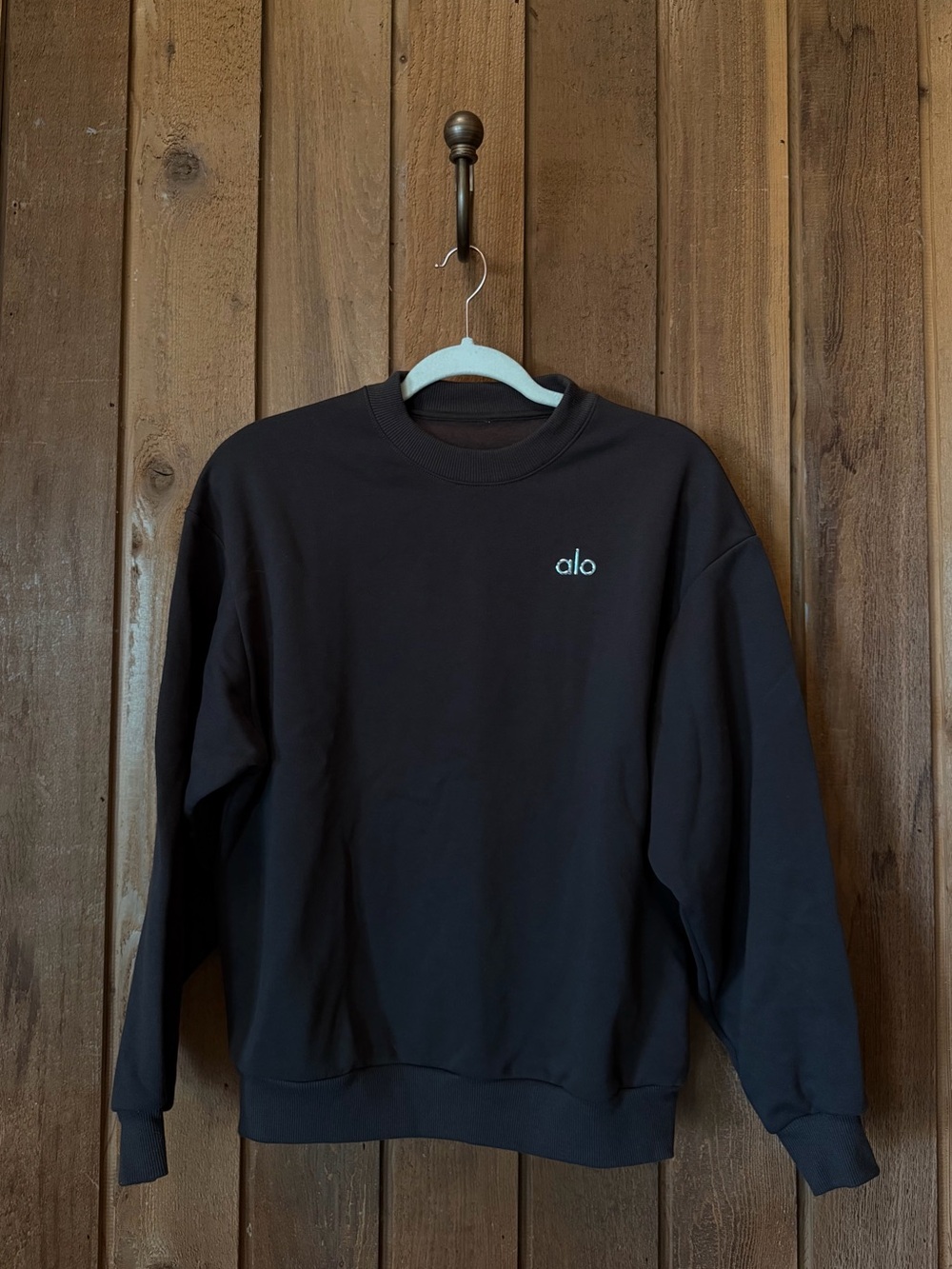ALO Yoga Accolade Crew Neck Pullover in Espresso